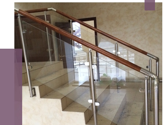 Комбинированные перила из металла и дерева в Дубне